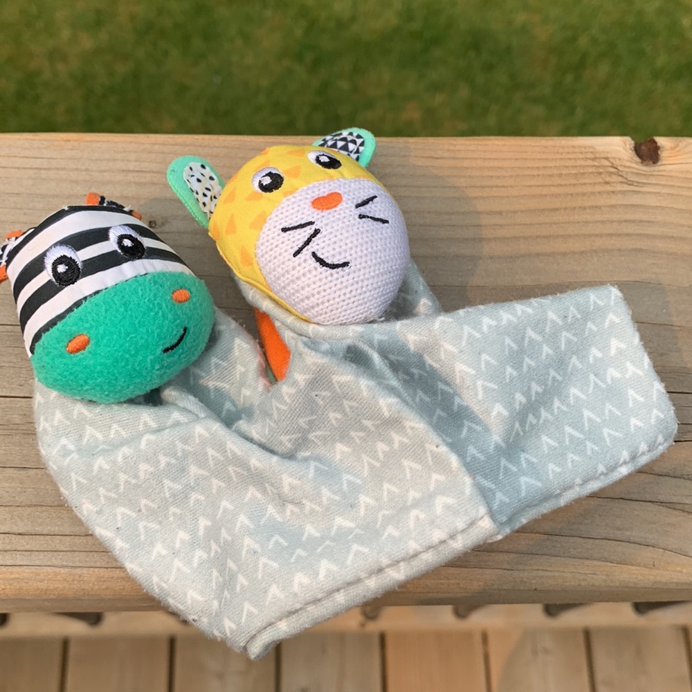 Infantino Feet Rattles - Picture 4 of 9